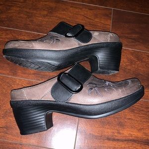 KLOGS Embroidered with heels sz 6.5